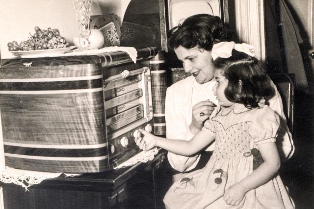 Takhle se poslouchalo rádio kolem roku 1955 v Paříži | foto: Elzbieta Sekowska,  Shutterstock