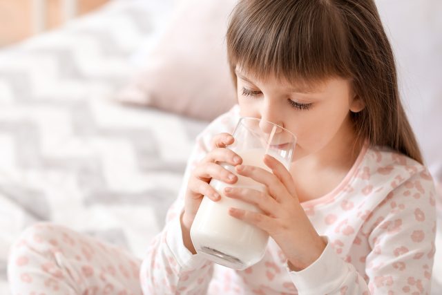 Pomáhá sklenice mléka k lepšímu usínání? | foto: Shutterstock