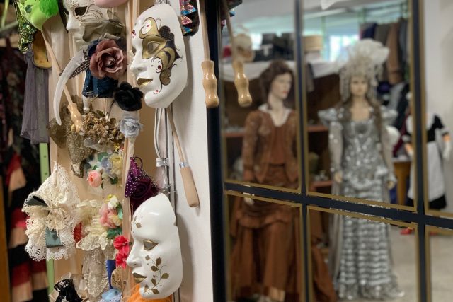 Krásné kostýmy si mohou v barrandovském fundusu půjčit nejen filmaři,  ale i veřejnost | foto:  Barrandov studio Fundus
