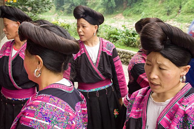 Účesy žen z čínské vesnice Huangluo o nich mnohé prozradí | foto:  Shootdiem,  Shutterstock