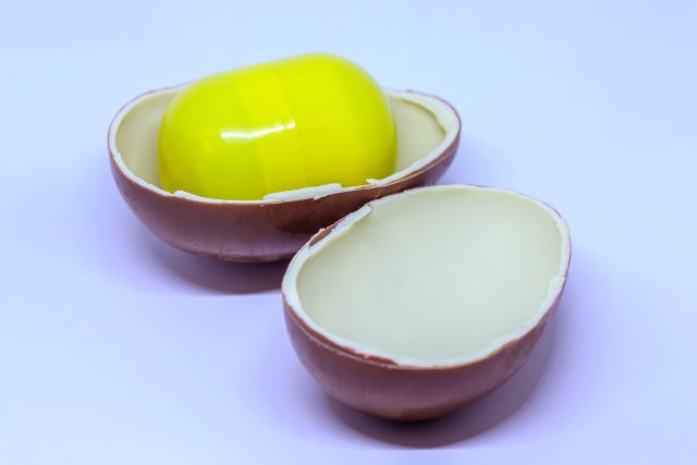 Na oblíbeném čokoládovém vajíčku s překvapením si v USA nepochutnáte | foto: Shutterstock