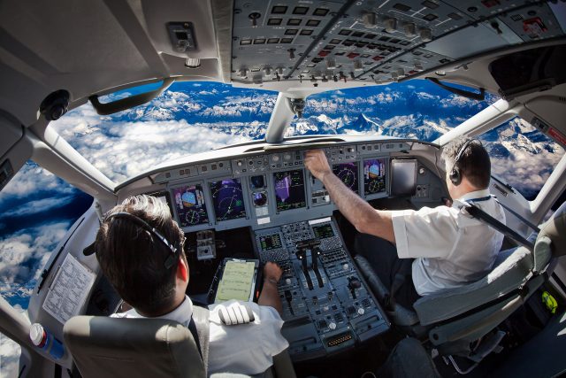 V pilotní kabině letadla | foto: Shutterstock