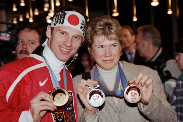 Takhle nadšeně v roce 1998 ukazovali své olympijské medaile z Nagana Dominik Hašek a Kateřina Neumannová | foto: Jan Třeštík,  ČTK