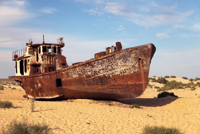 Na dně vysychajícího Aralského jezera zůstávají stát zrezlé vraky | foto: Shutterstock