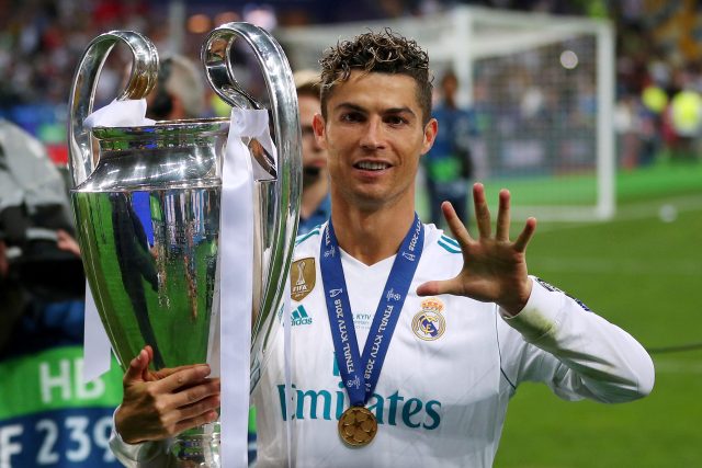 Hráč Realu Madrid Cristiano Ronaldo s trofejí pro vítěze Ligy mistrů | foto: Hannah McKay,  Reuters