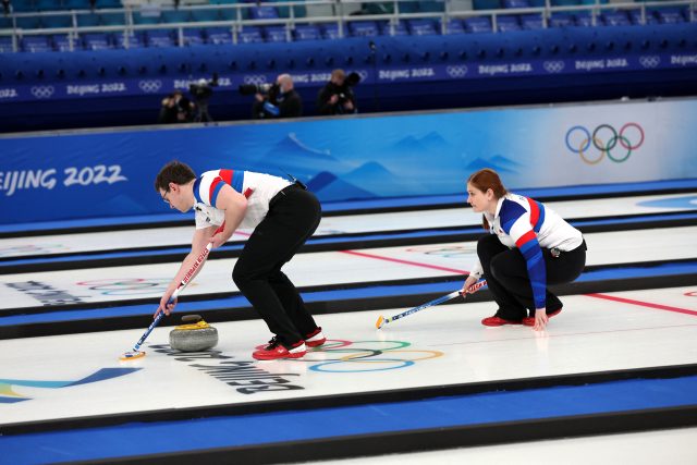 Curleři Tomáš Paul a Zuzana Paulová na olympijských hrách v Pekingu | foto: Eloisa Lopez,  Reuters