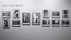 V Leica Gallery Prague je od pátku k vidění výstava fotografa Jaroslava Kučery, který má na svém kontě 14 fotografických publikací a je zastoupen ve sbírkách českých i zahraničních galerií. Jeho vystavený soubor nazvaný výstižně Klid před bouří mapuje období normalizace